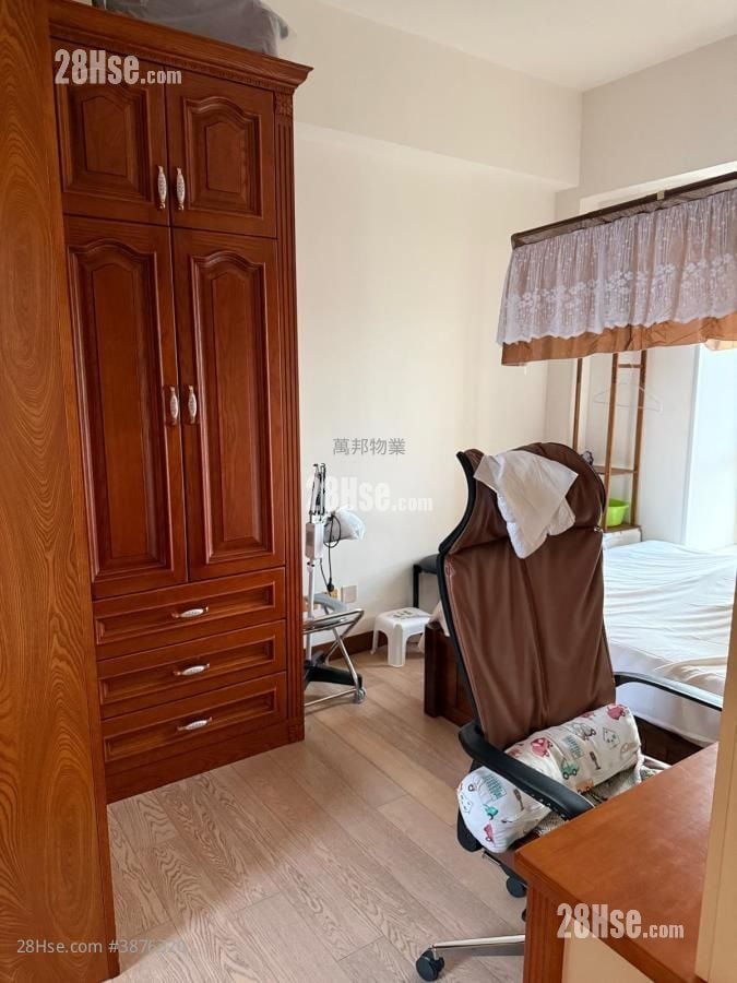 The Golden Gate Sell 5+ Bedrooms , 3 Bathrooms 2,036 ft²