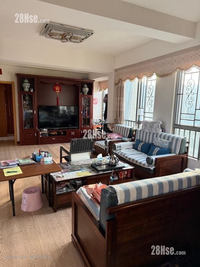 The Golden Gate Sell 5+ Bedrooms , 3 Bathrooms 2,036 ft²