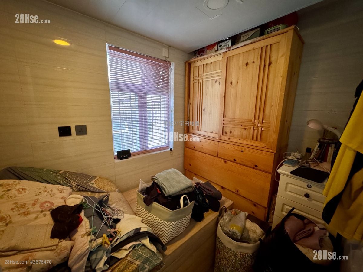 Ha Wong Yi Au       Sell 3 Bedrooms , 2 Bathrooms