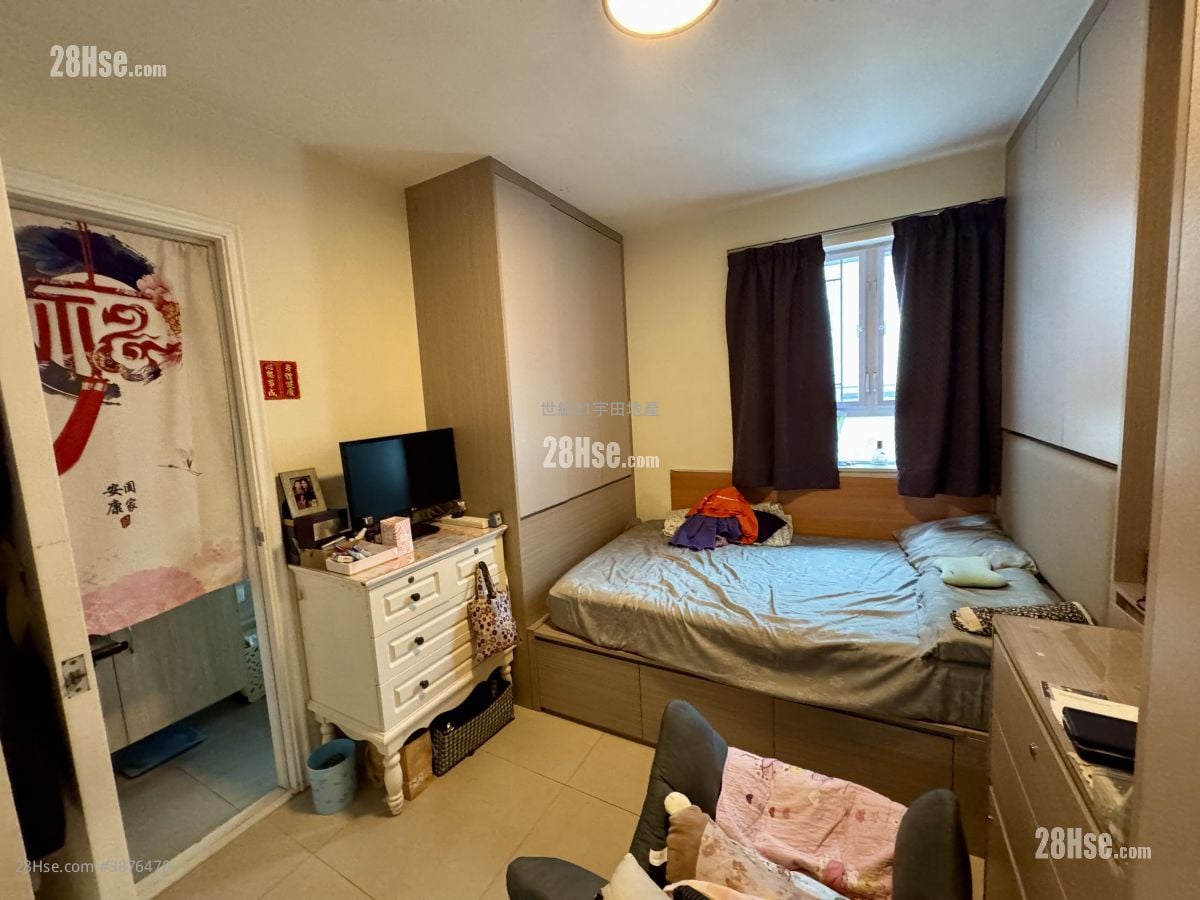 Ha Wong Yi Au       Sell 3 Bedrooms , 2 Bathrooms