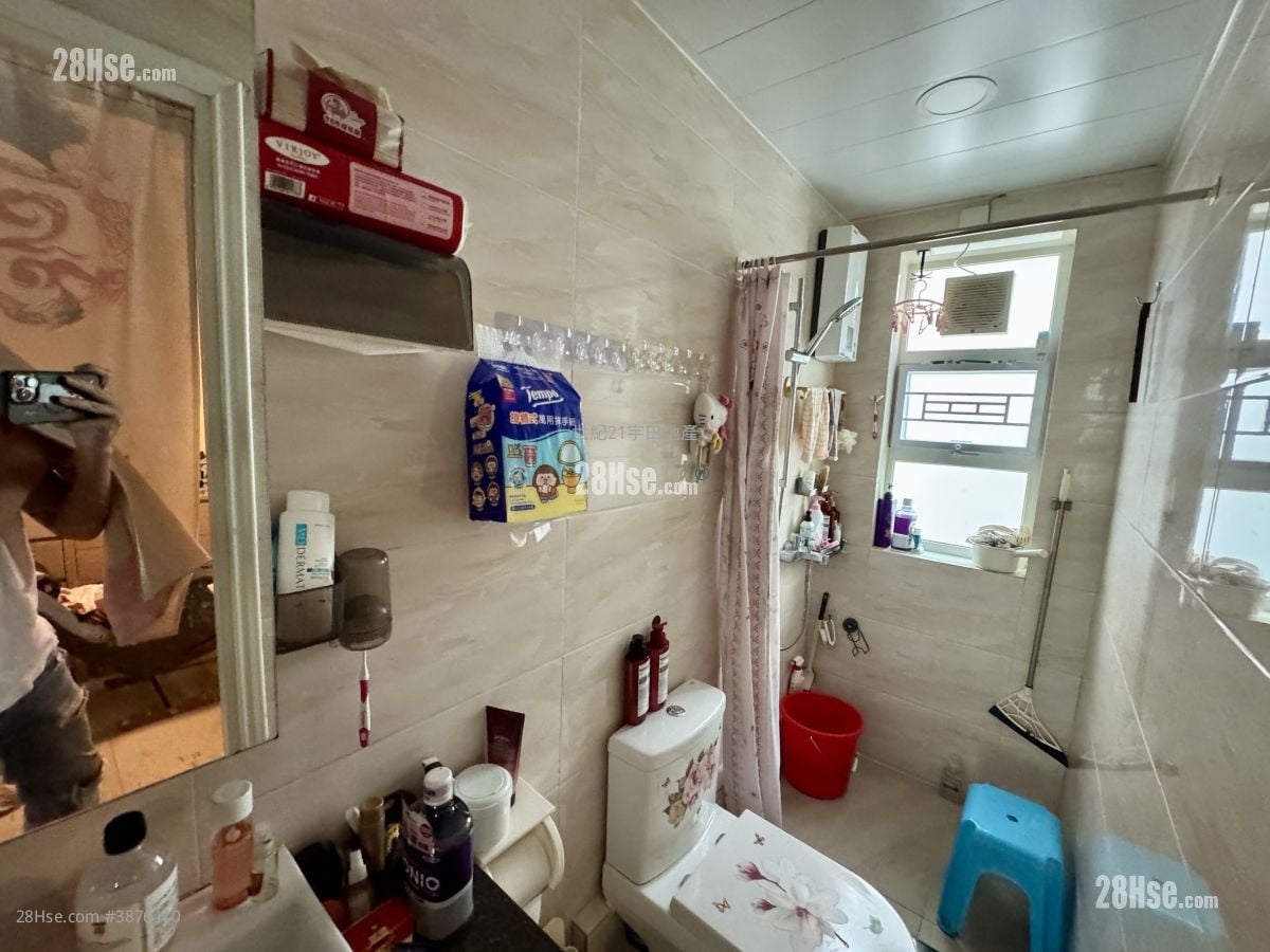 Ha Wong Yi Au       Sell 3 Bedrooms , 2 Bathrooms
