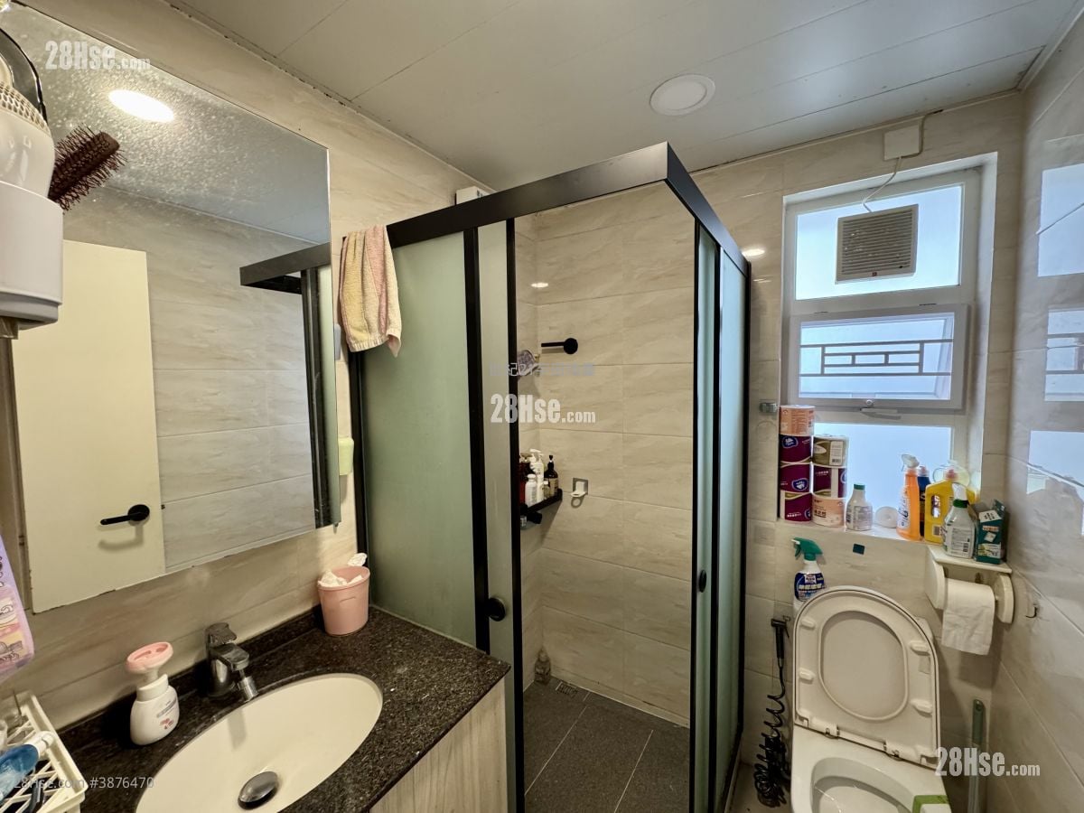 Ha Wong Yi Au       Sell 3 Bedrooms , 2 Bathrooms
