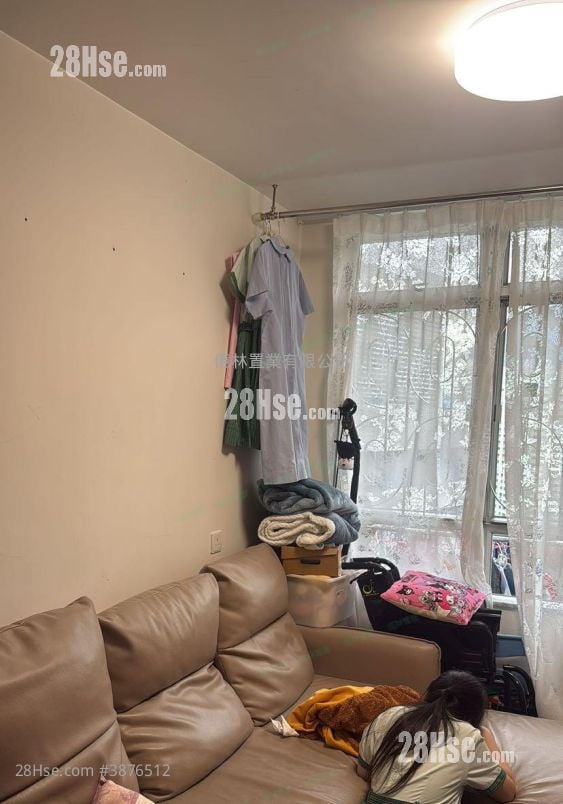 Hiu Lai Court Sell 3 Bedrooms , 1 Bathroom 596 ft²