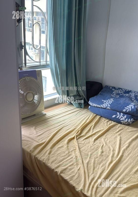 Hiu Lai Court Sell 3 Bedrooms , 1 Bathroom 596 ft²