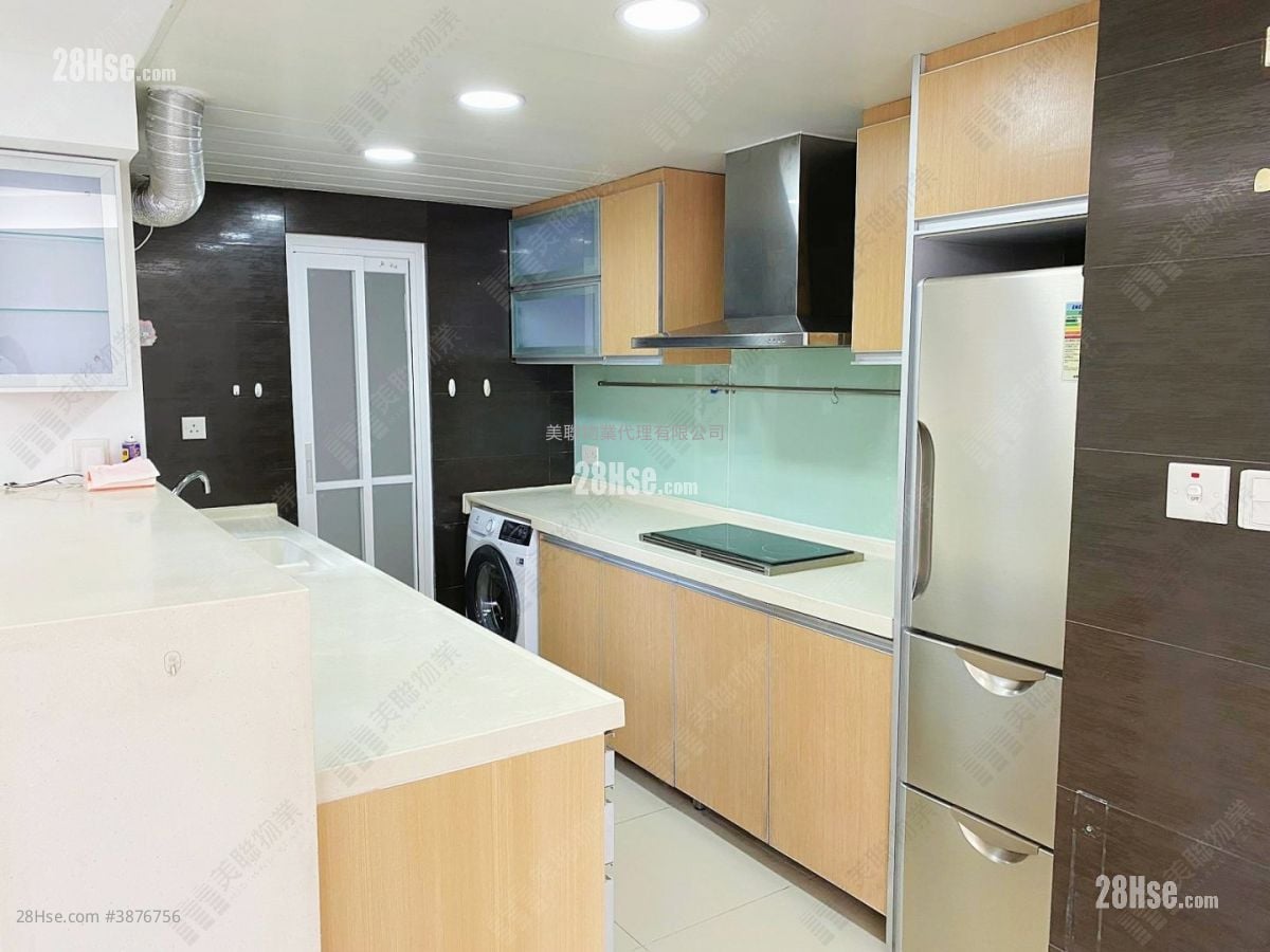 Nan Fung Plaza Sell 3 Bedrooms , 2 Bathrooms 806 ft²