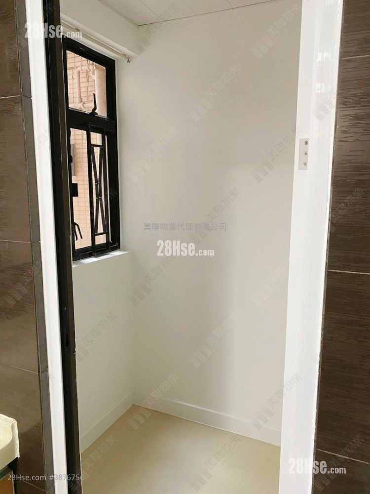 Nan Fung Plaza Sell 3 Bedrooms , 2 Bathrooms 806 ft²
