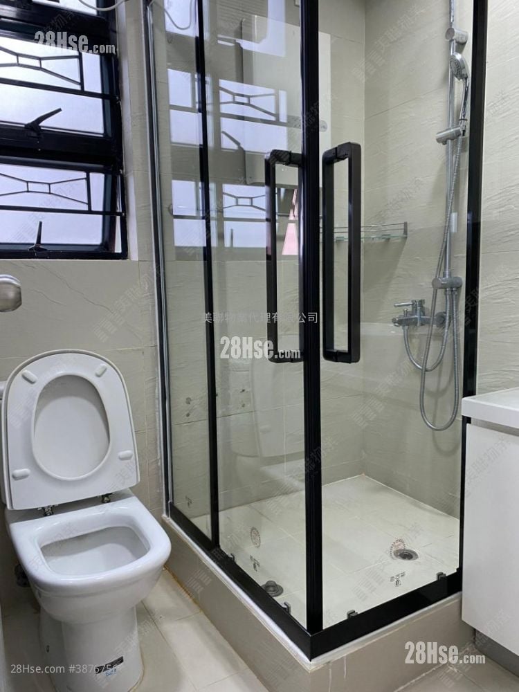 Nan Fung Plaza Sell 3 Bedrooms , 2 Bathrooms 806 ft²