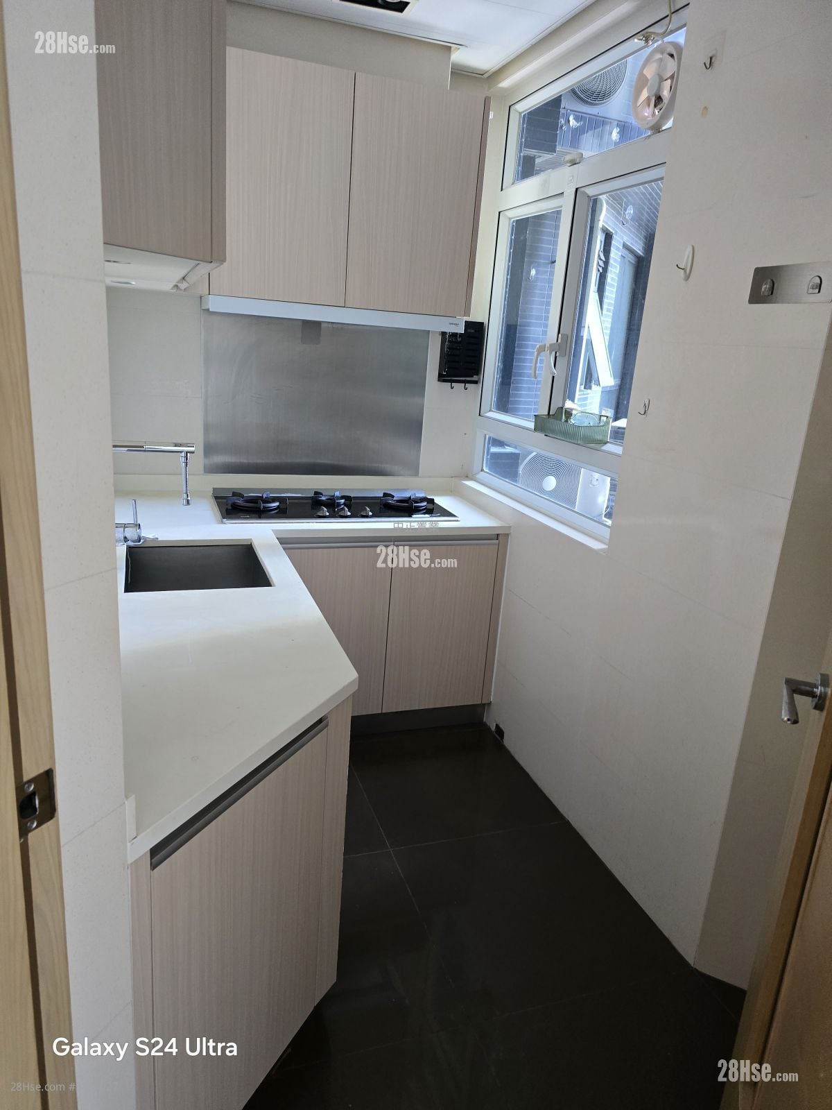 Lions Rise Rental 3 Bedrooms , 2 Bathrooms 812 ft²