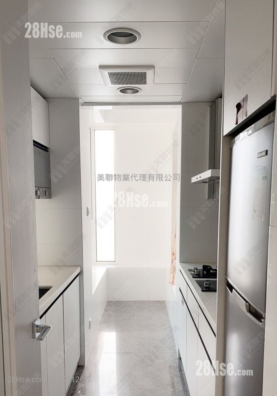 One West Kowloon Sell 3 Bedrooms , 2 Bathrooms 877 ft²