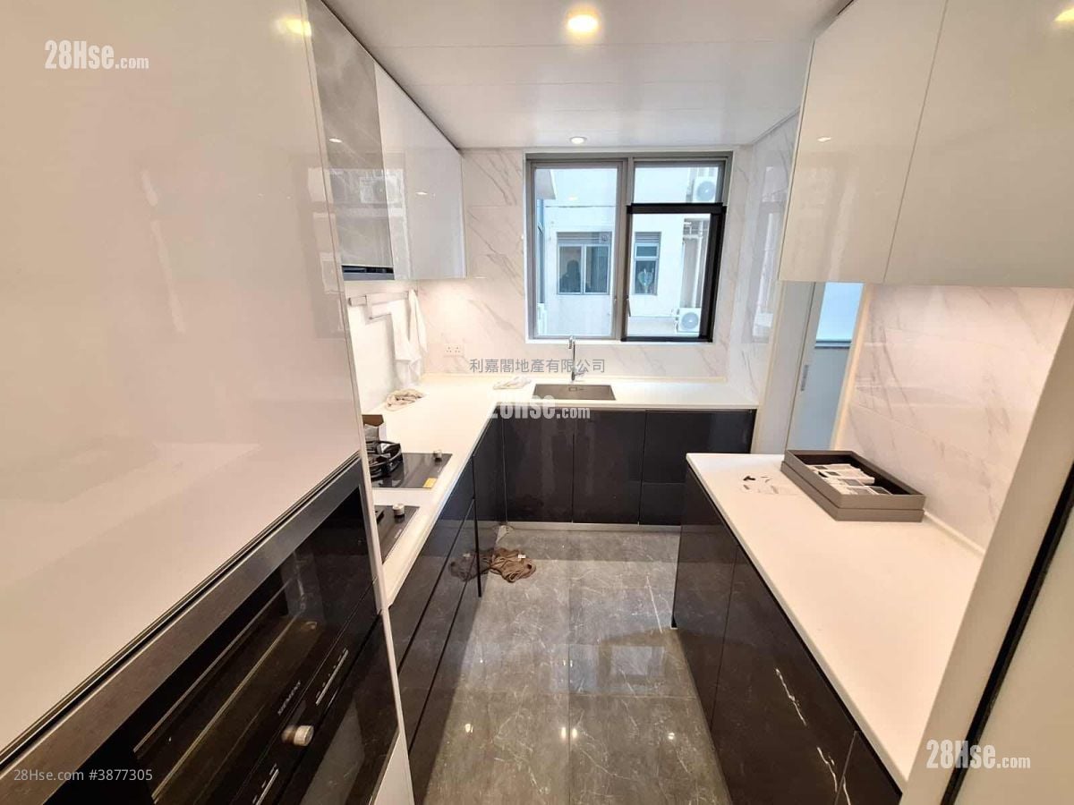 Capri Rental 3 Bedrooms , 2 Bathrooms 829 ft²