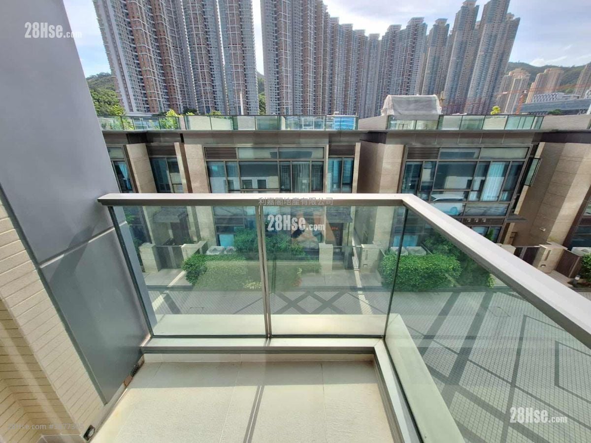 Capri Rental 3 Bedrooms , 2 Bathrooms 829 ft²