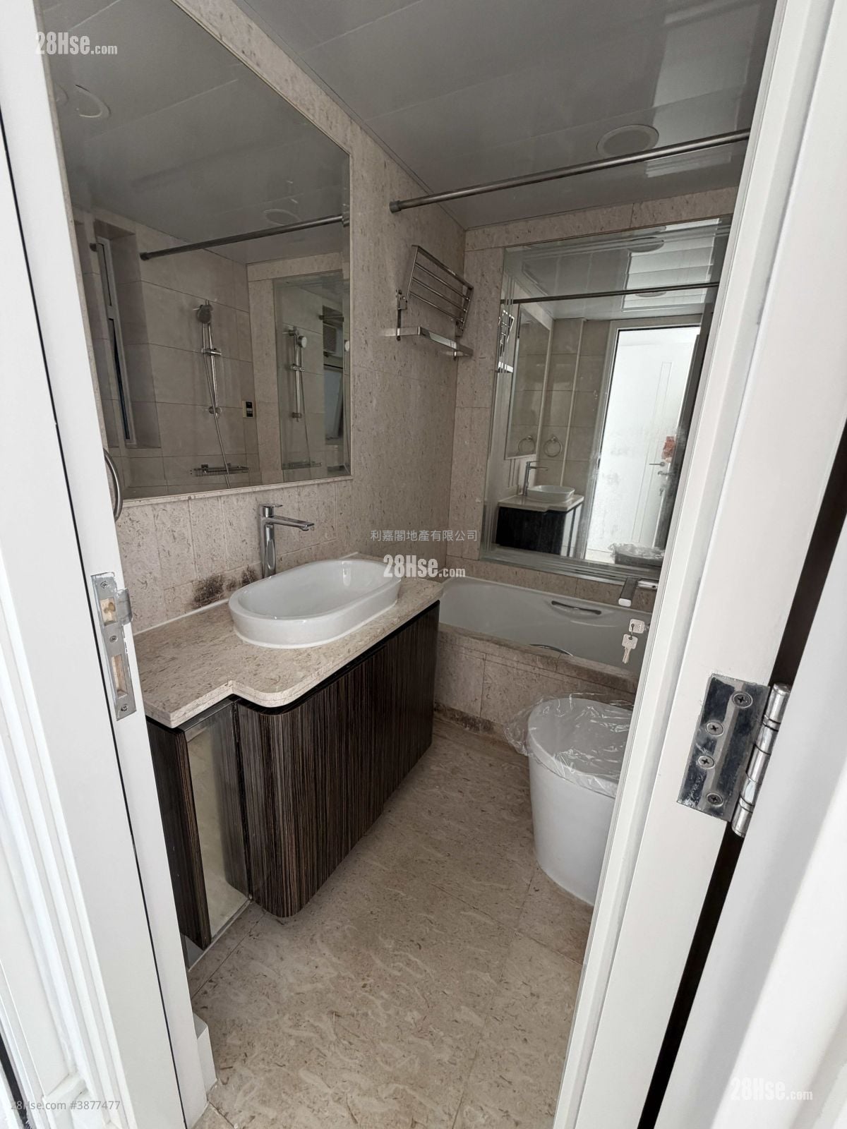Le Prestige Rental 3 Bedrooms , 2 Bathrooms 728 ft²