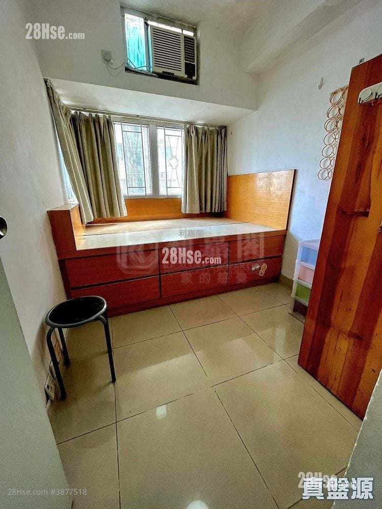 Kam Wah Garden Sell 2 Bedrooms , 1 Bathroom 353 ft²