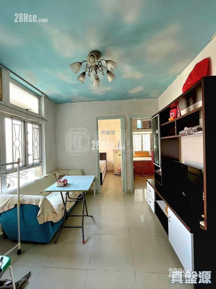Kam Wah Garden Sell 2 Bedrooms , 1 Bathroom 353 ft²