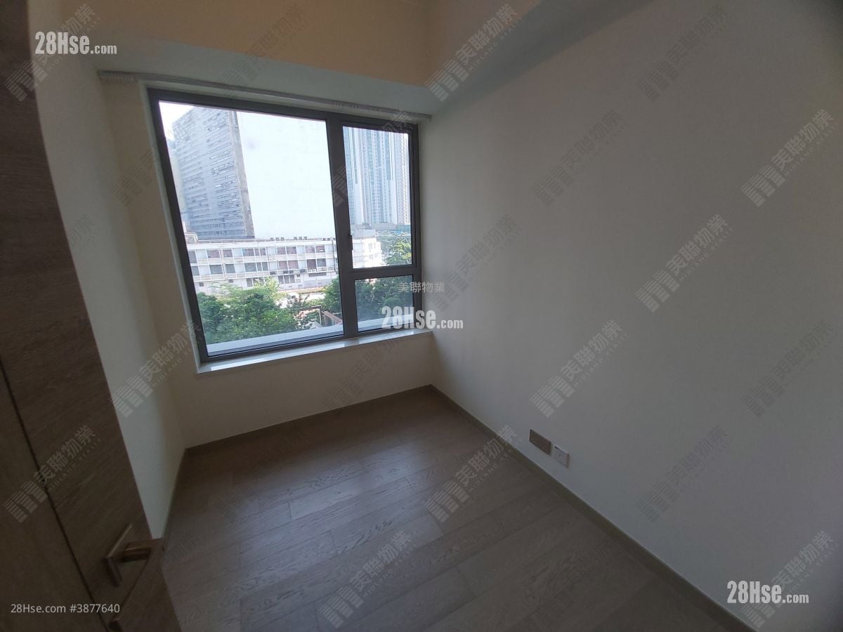 Aurora Sell 2 Bedrooms , 1 Bathroom 443 ft²