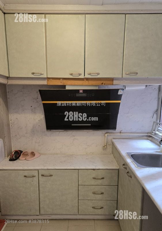 Hong Tin Court Sell 2 Bedrooms , 1 Bathroom 420 ft²