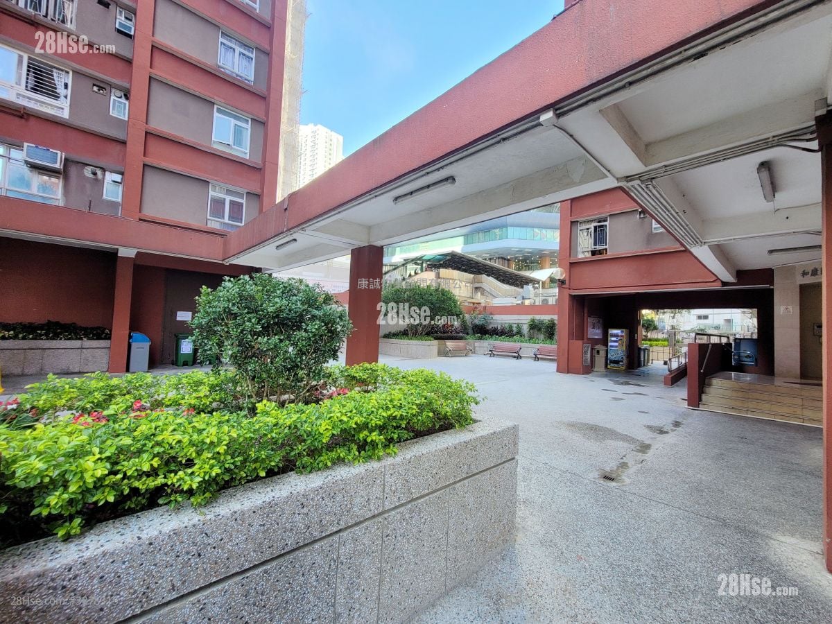 Hong Tin Court Sell 2 Bedrooms , 1 Bathroom 420 ft²