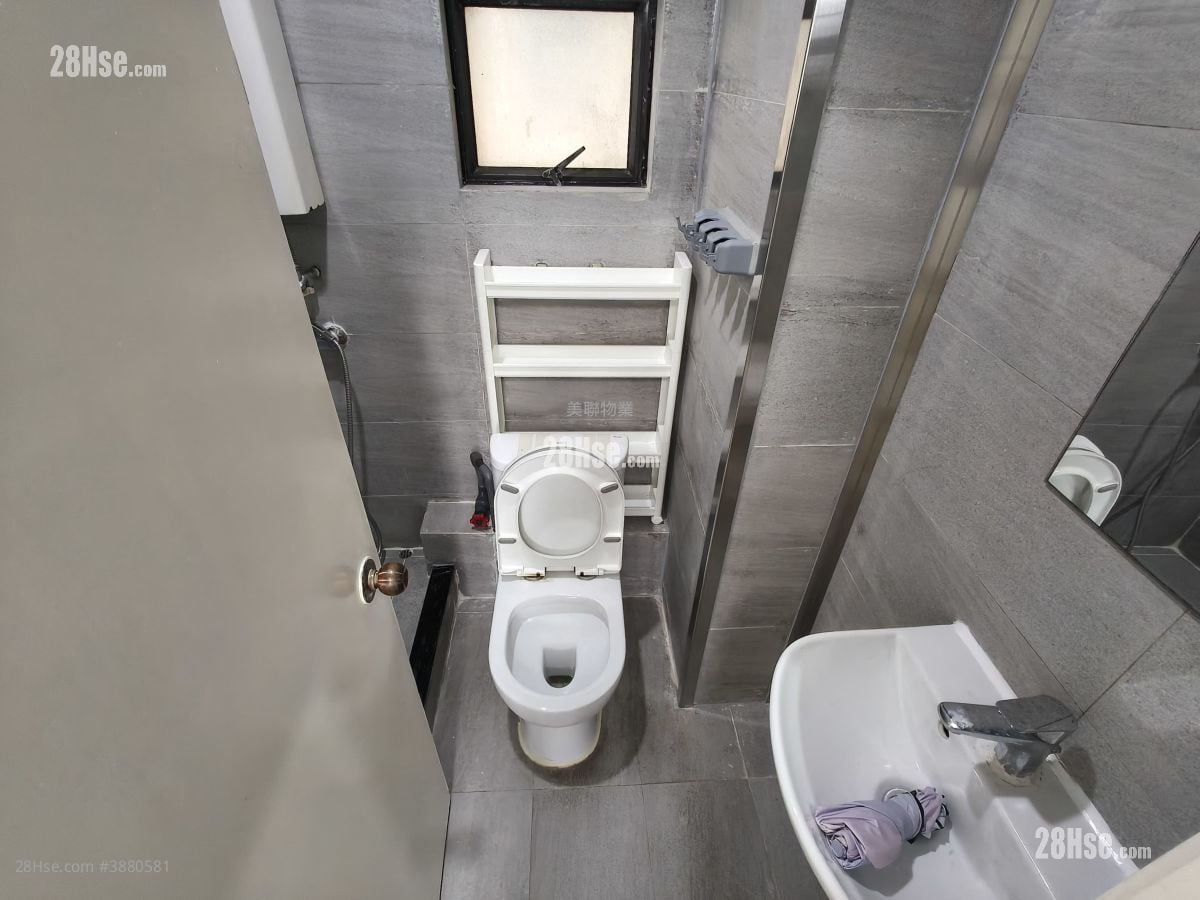 Wai Wah Centre Rental 2 Bedrooms , 1 Bathroom 358 ft²