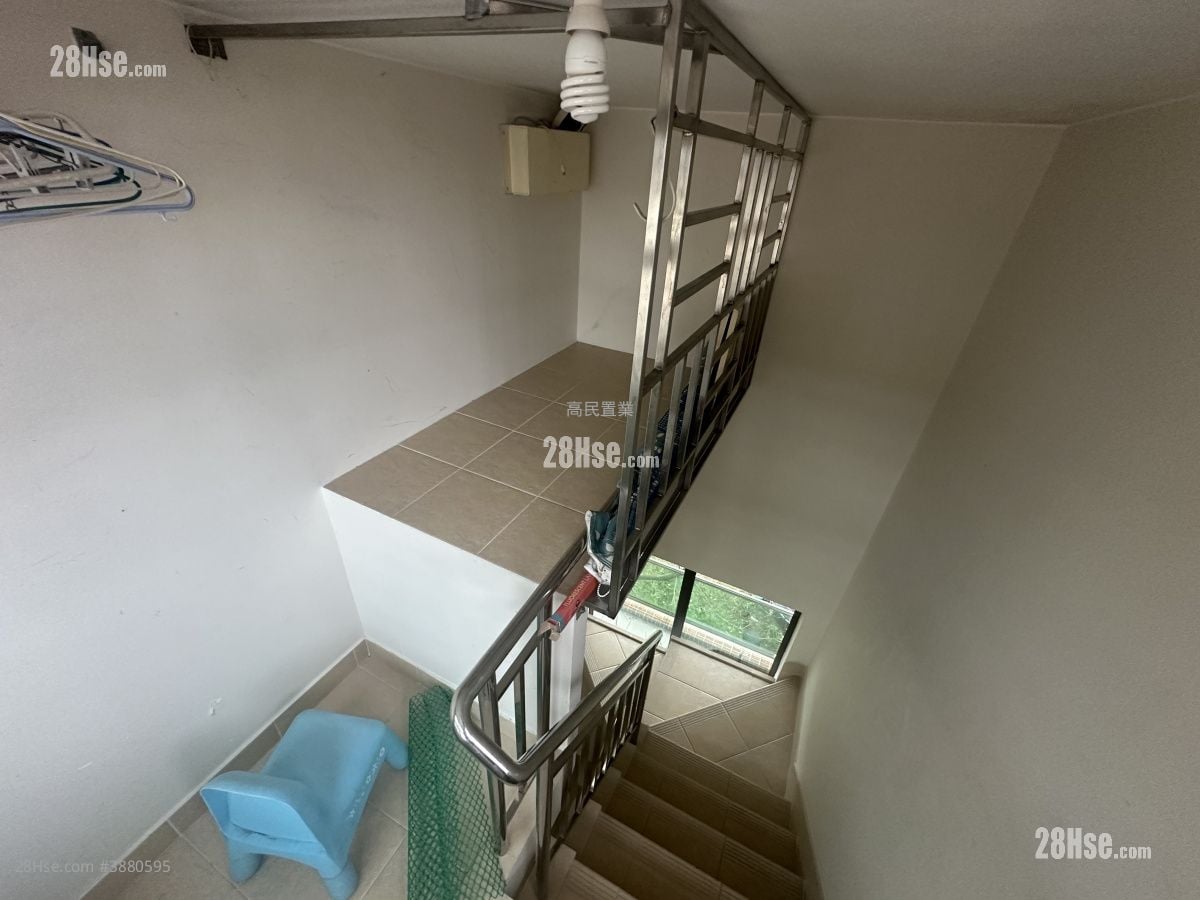 Village Sell 3 Bedrooms , 4 Bathrooms 1,400 ft²