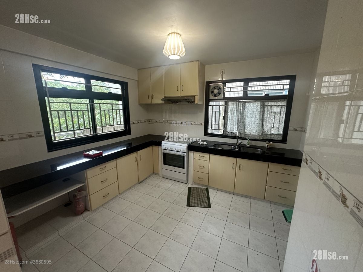Village Sell 3 Bedrooms , 4 Bathrooms 1,400 ft²