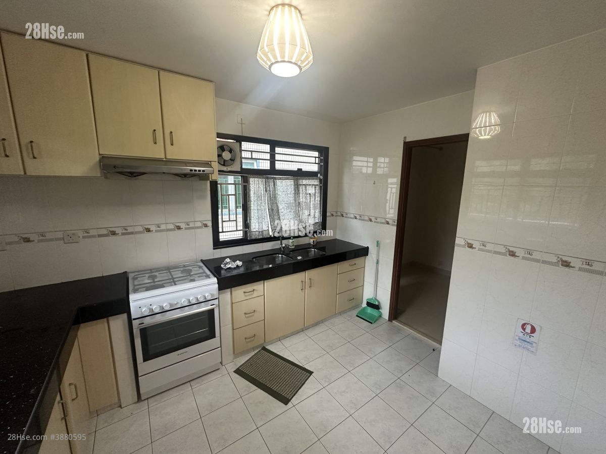 Village Sell 3 Bedrooms , 4 Bathrooms 1,400 ft²