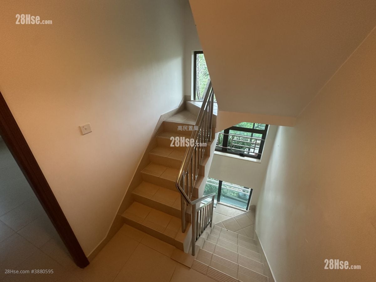 Village Sell 3 Bedrooms , 4 Bathrooms 1,400 ft²