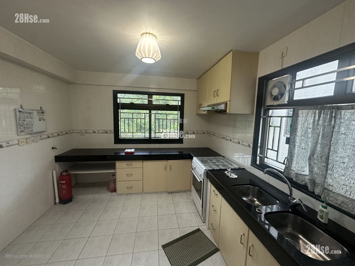 Village Sell 3 Bedrooms , 4 Bathrooms 1,400 ft²