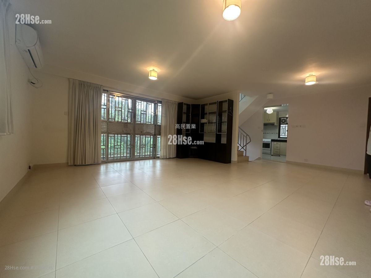 Village Sell 3 Bedrooms , 4 Bathrooms 1,400 ft²