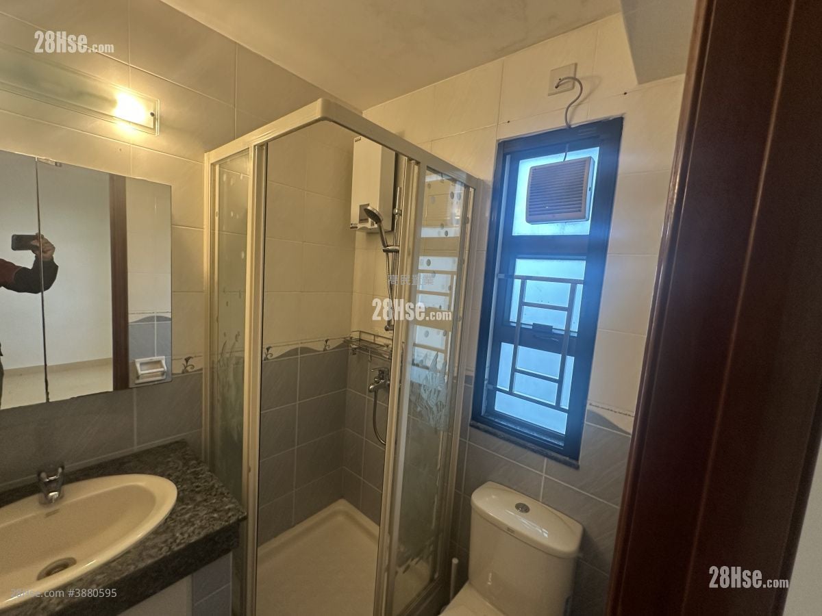 Village Sell 3 Bedrooms , 4 Bathrooms 1,400 ft²