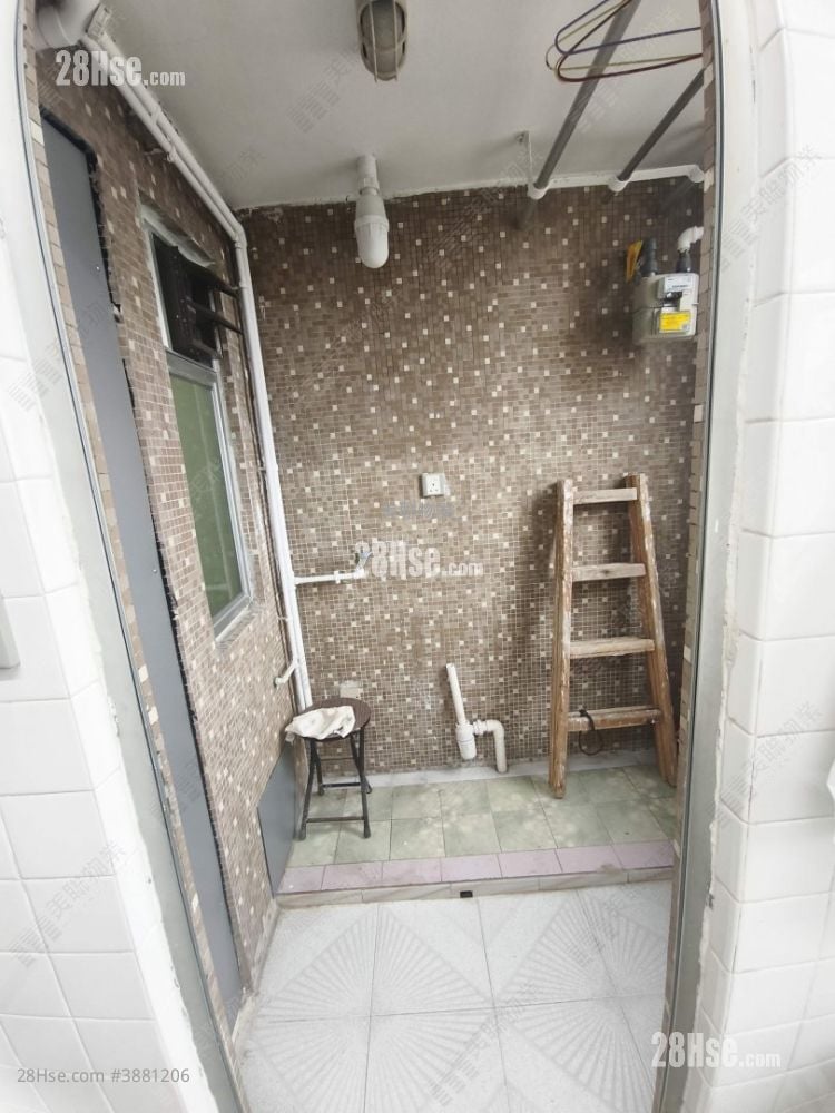 Lung Poon Court Rental 2 Bedrooms , 1 Bathroom 383 ft²