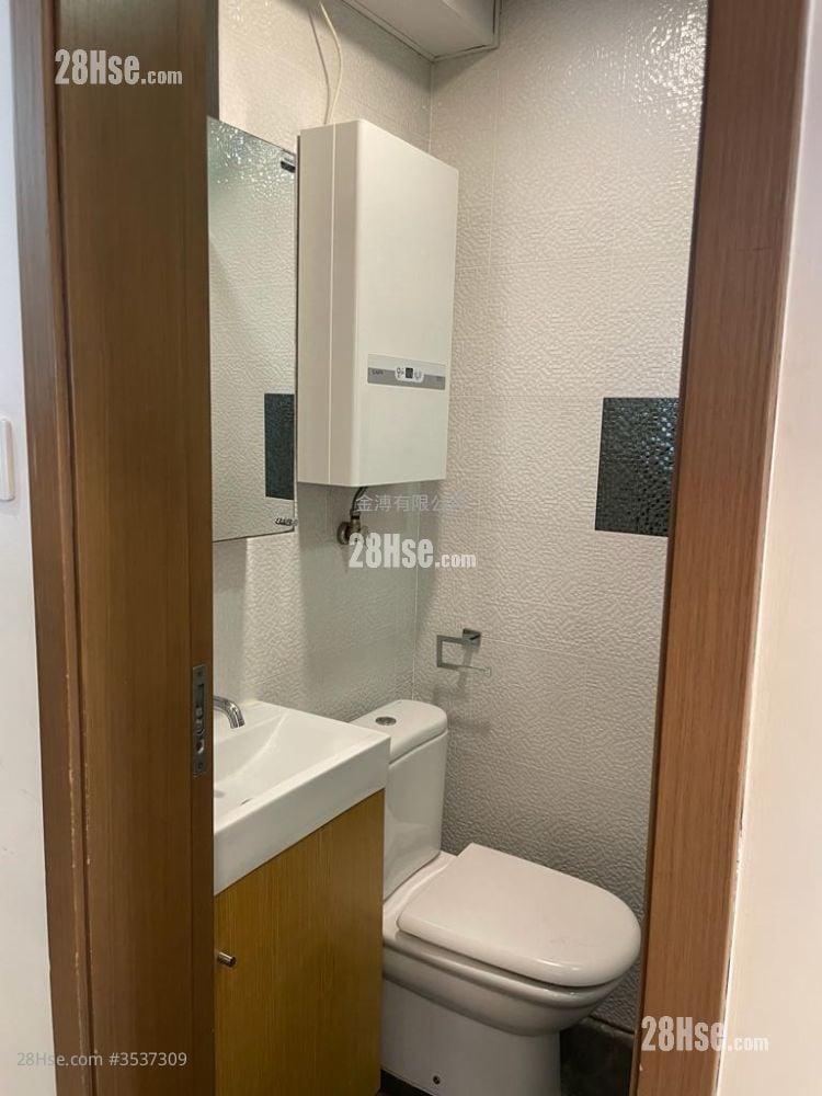 bathroom: Kiu Chau Building Rental 1 Bathroom 254 ft²