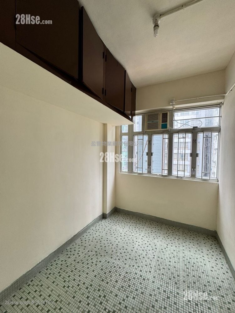 Hennessy Road Court Sell 2 Bedrooms , 1 Bathroom 366 ft²