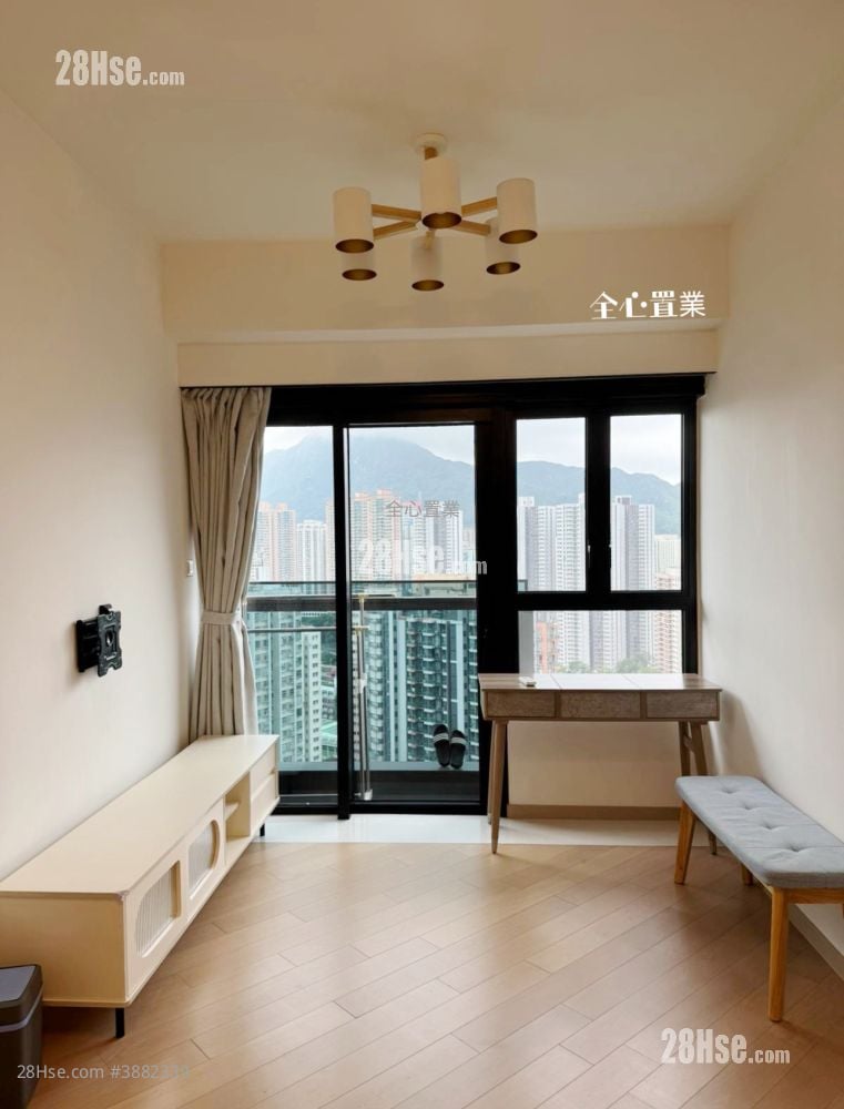 living room: Mount Regency Rental 3 Bedrooms , 2 Bathrooms 591 ft²