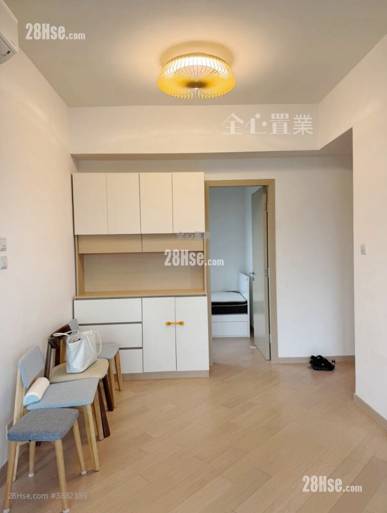 living room: Mount Regency Rental 3 Bedrooms , 2 Bathrooms 591 ft²