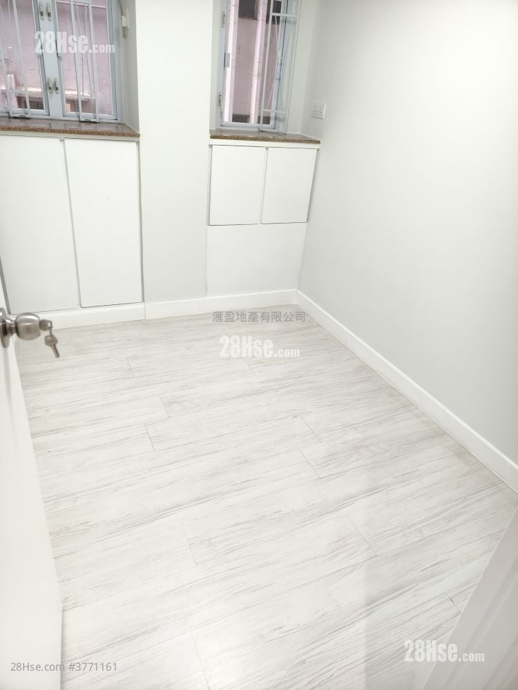 King's Lodge Sell 2 Bedrooms , 1 Bathroom 522 ft²