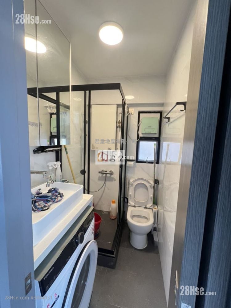 Siu Fung Court Sell 2 Bedrooms , 1 Bathroom 278 ft²