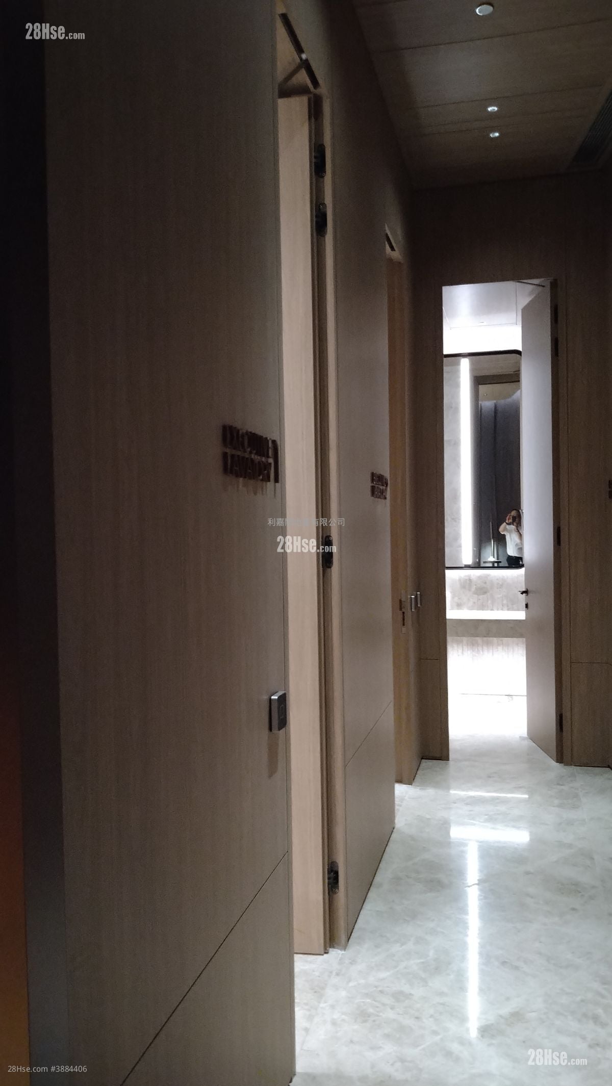 83 Wing Hong Street Sell 592 ft²