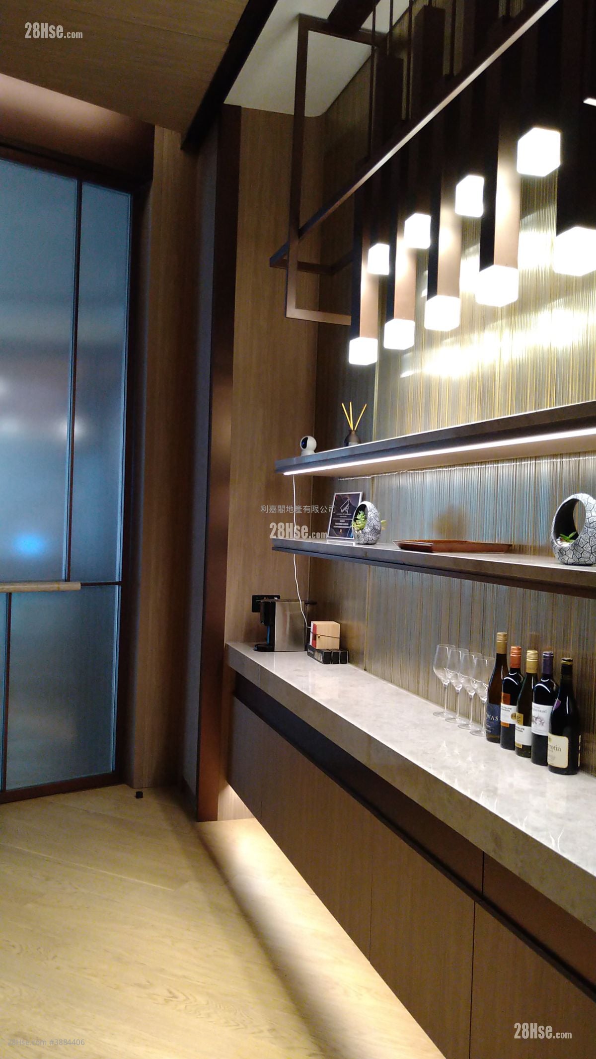 83 Wing Hong Street Sell 592 ft²