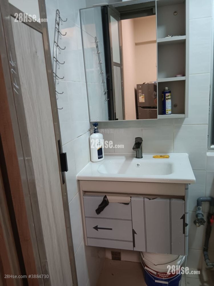 bathroom: Winner Centre Rental 2 Bedrooms , 1 Bathroom 266 ft²