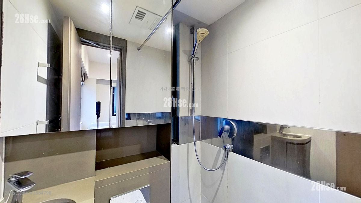 bathroom: Star Studios Rental Studio , 1 Bathroom 142 ft²
