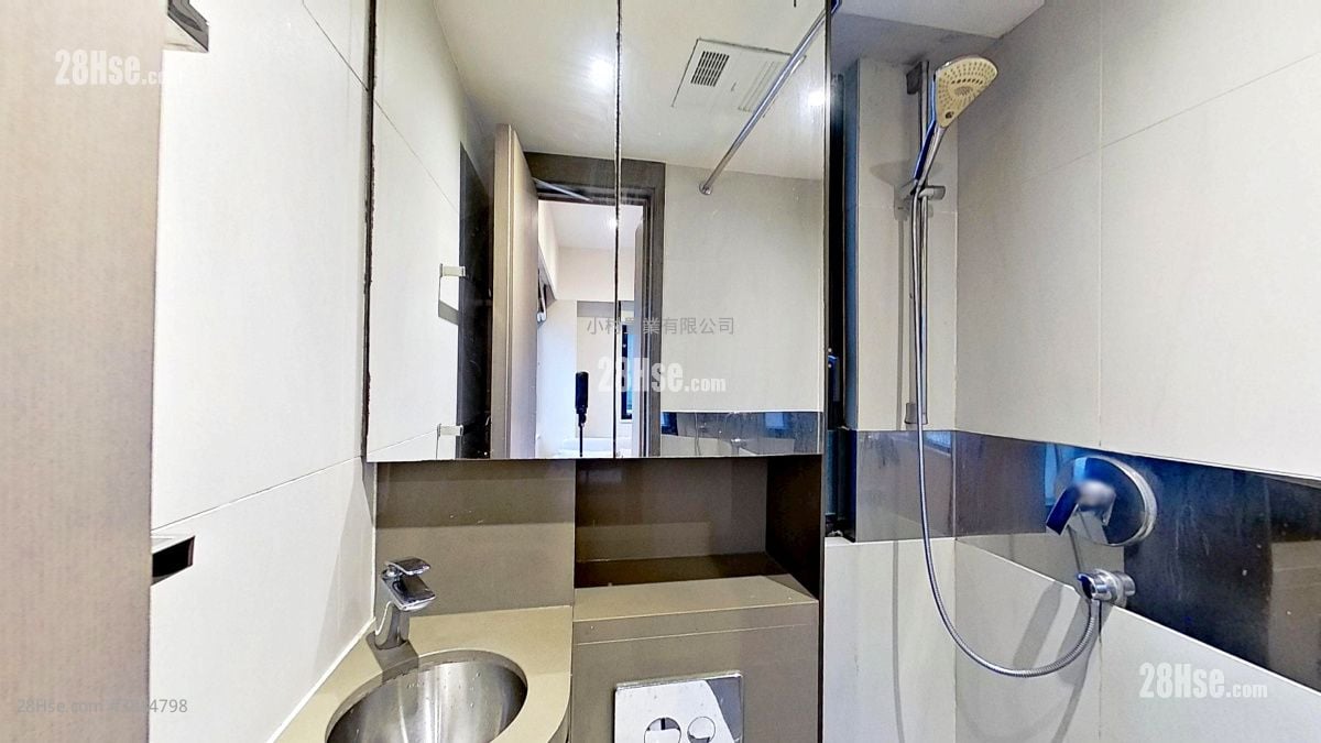 bathroom: Star Studios Rental Studio , 1 Bathroom 142 ft²
