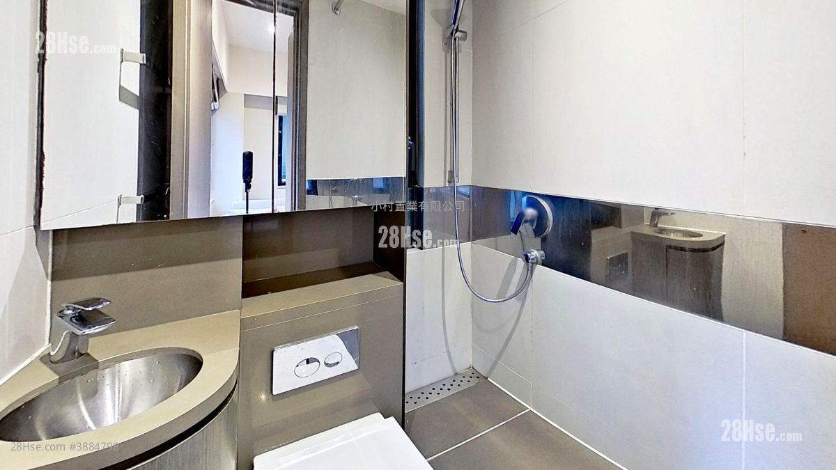 bathroom: Star Studios Rental Studio , 1 Bathroom 142 ft²
