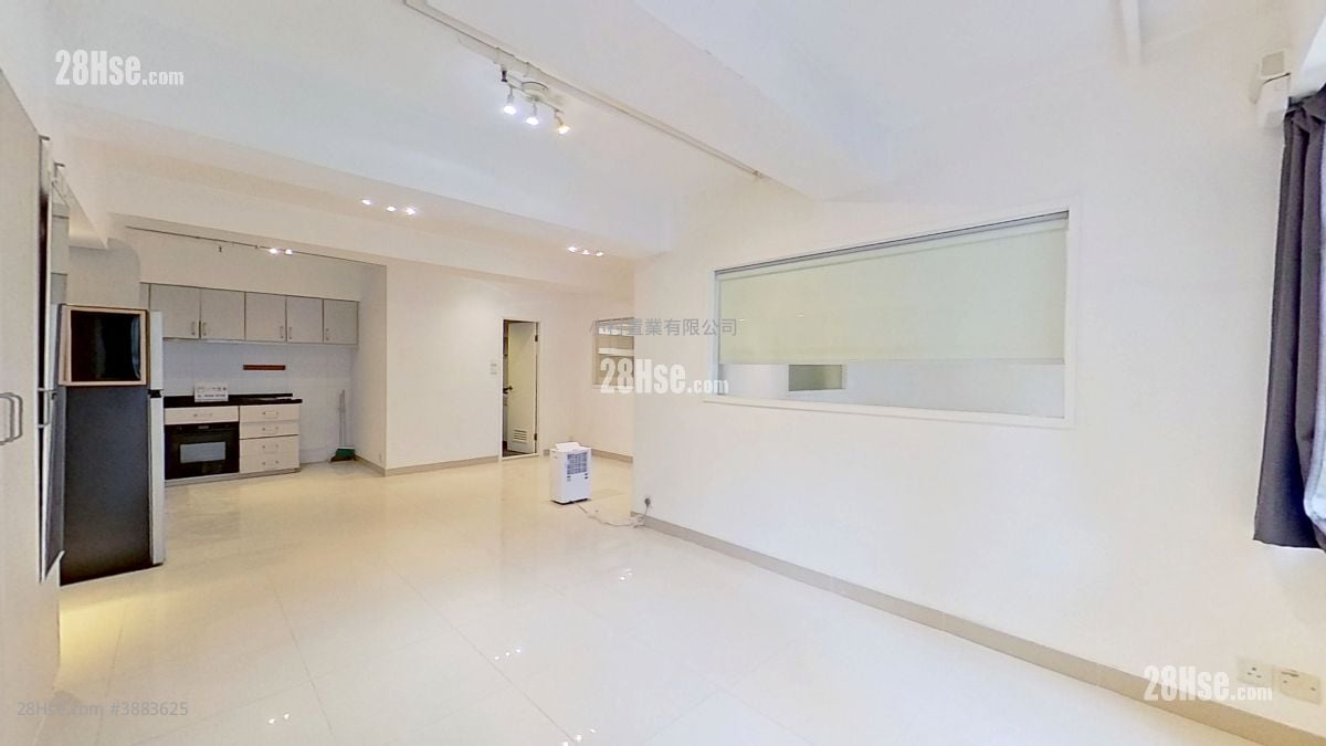 living room: Kam Tak Building Rental 2 Bedrooms , 1 Bathroom 800 ft²