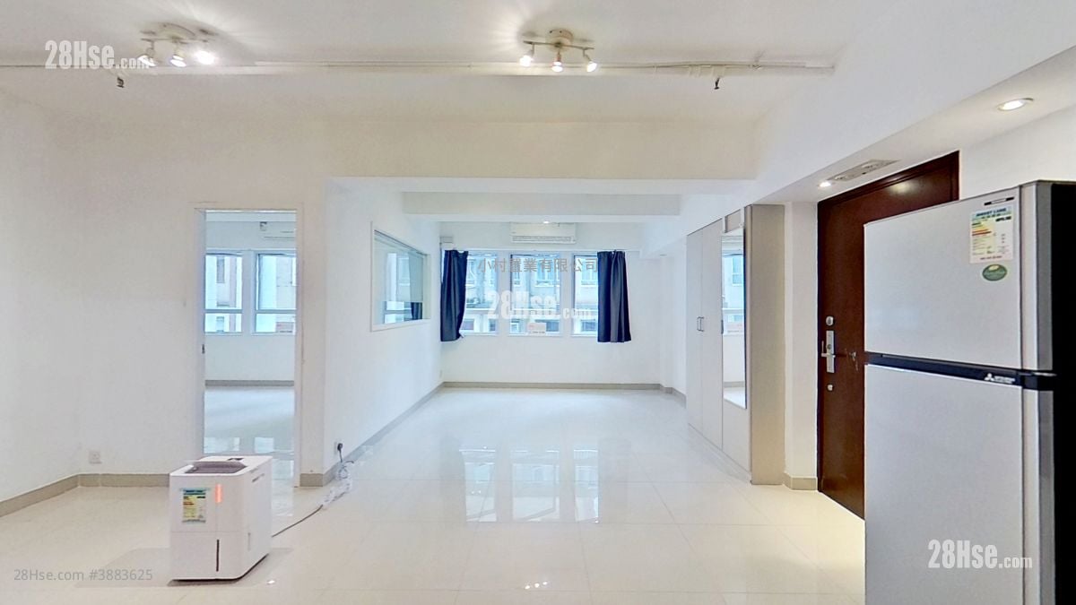 living room: Kam Tak Building Rental 2 Bedrooms , 1 Bathroom 800 ft²