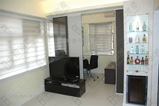 Wai Wah Centre Sell 2 Bedrooms , 1 Bathroom 358 ft²