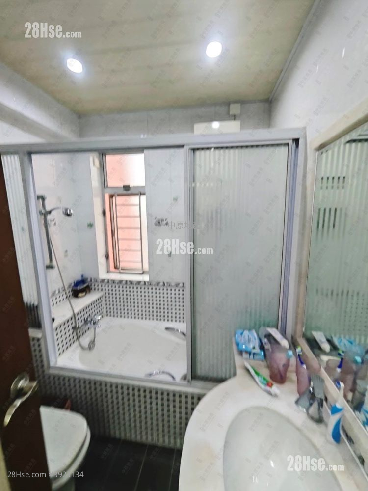 Apartment in HongKong Hong Kong, 大石鼓 Tai Shek Ku, 九龍城區 Kowloon City District - More