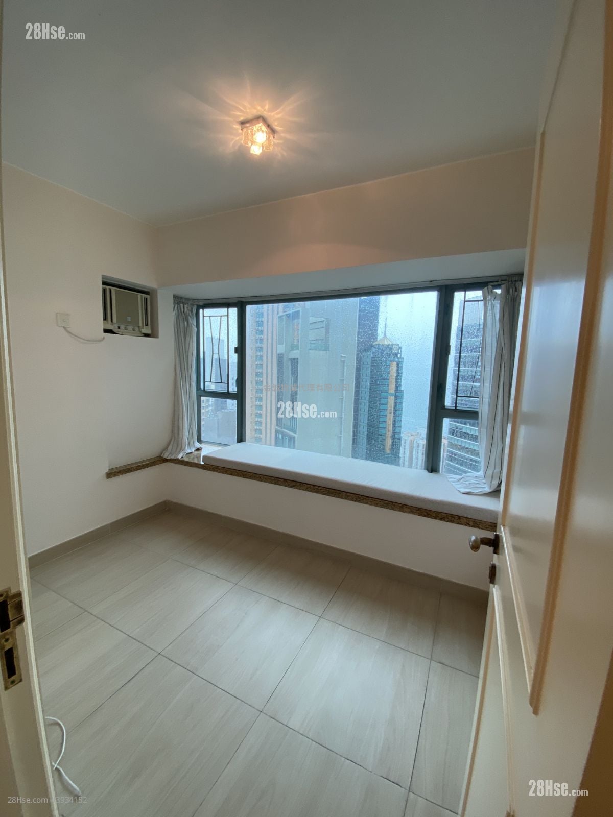 Queen's Terrace #3934152 Rental Property Detail Page - Widok 2