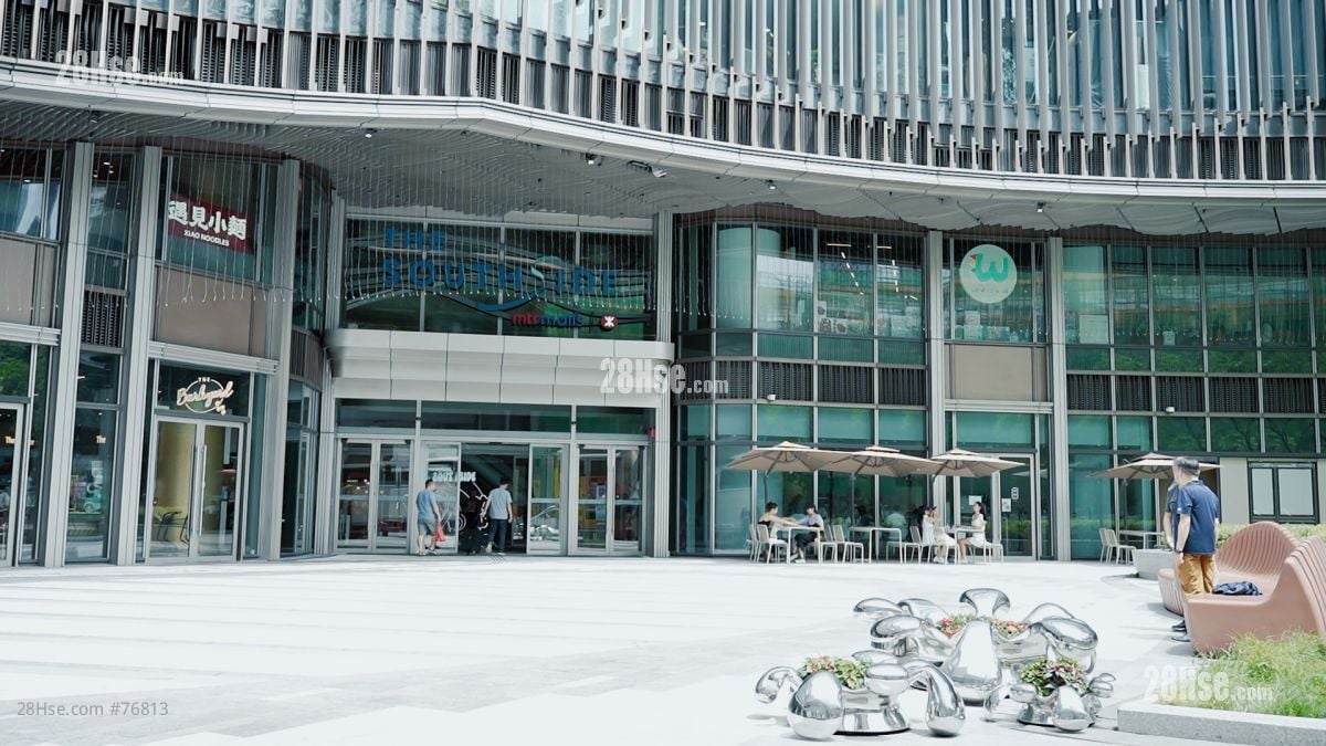 THE SOUTHSIDE约51万平方尺，内有超级市场、餐厅及戏院等。