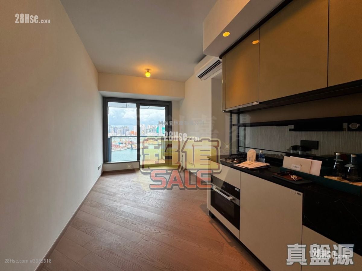 Victoria Voyage Rental 449 ft²